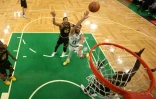 L'ailier des Celtics Jayson Tatum shoote près du cercle lors de la défaite ses siens face aux Golden State Warriors dans le match N.4 de la finale NBA, le 10 juin 2022 à Boston.