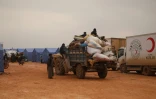 Un tracteur, chargé des affaires d'une famille syrienne, arrive dans un camp pour déplacés, dans le nord-ouest de la Syrie, près de la frontière turque, le 6 février 2020