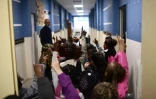 Un enseignant s'adresse à ses élèves dans une école de Corbeil-Essonnes, le 4 septembre 2017