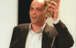 Jean-Pierre Bacri reçoit un César pour le film "On connaît la chanson", le 28 février 1998 à Paris