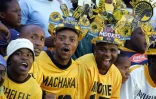 Des supporters des Kaizer Chiefs, le 28 avril 2007 lors du derby face aux Orlando Pirates à l'Ellis Park