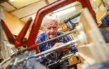 Noel Anderson, 89 ans, travaille dans son atelier de fabrication de harpes, le 29 septembre 2025 à Strabane, en Irlande du Nord