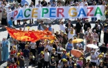 Photo émanant des services du Vatican montrant des fidèles tenant une banderole "Paix pour Gaza" lors de la prière de l'Angélus, le 21 septembre 2025 au Vatican 