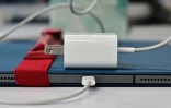 Un port universel de chargement dit "USB-C" sur un Ipad Apple, le 11 septembre 2023 à Los Angeles, en Californie