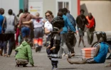 Des membres des services d'urgence aident des migrants à leur arrivée au port de Restinga, sur l'île d'El Hierro, le 18 août 2024 aux Canaries