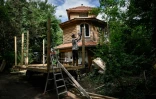 Construction d'une cabane dans le "Quartier libre des Lentillères", une ZAD urbaine à Dijon, le 3 août 2025 en Côte d'Or
