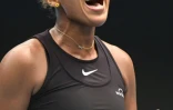 La Japonaise Naomi Osaka réagit après un point contre la Tchèque Karolina Muchova lors de leur match en simple dames lors de l'Open d'Australie de tennis à Melbourne, le 15 janvier 2025