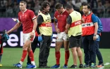 L'ouvreur du pays de Galles Dan Biggar, blessé, discute avec le staff médical, lors du match contre les Fidji au Mondial, le 9 octobre 2019 à Oita