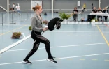 Une participante concourt dans la catégorie dressage lors des championnats finlandais de cheval bâton, le 15 juin 2024 à Seinäjoki