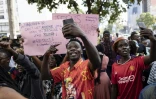 Des jeunes prennent des selfies pendant une manifestation antigouvernementale à Nairobi, le 23 juin 2024
