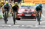 Sean Yates (c) vainqueur du sprint à Bagnères-de-Bigorre devant l'Espagnol Pello Bilbao (d) et l'Autrichien Gregor Muhlberger, le 18 juillet 2019