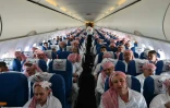 Des rebelles Houthis dans un avion à destination de Sanaa où ils ont été libérés dans le cadre d'un échange de prisonniers sous la houlette de la Croix-Rouge internationale, le 15 avril 2023
