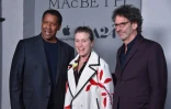 Le réalisateur Joen Coen (à droite), ici avec ses acteurs Denzel Washington et Frances McDormand à Los Angeles en décembre 2021, a choisi le noir et blanc pour "La Tragédie de Macbeth"