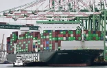 Un cargo porte-conteneurs au port de Los Angeles, à San Pedro, en Californie, le 5 mars 2025 