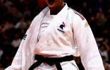 La judoka française Audrey Tcheuméo célèbre sa victoire en demi-finale du Grand slam de Paris, le 6 février 2022