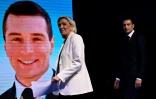 Marine Le Pen (gauche) et le président du Rassemblement national Jordan Bardella arrivent sur scène devant les militants de leur parti, le 9 juin 2024 à Paris