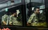 Des soldats turcs soupçonnés d'avoir participé à la tentative de putsch emmenés au tribunal le 20 juillet 2016 à Istanbul