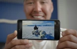 Le chasseur professionnel inuit Martin Madsen montre le dernier ours polaire qu'il a tué cette saison avant que les quotas ne soient atteints. Ittoqqortoormiit, le 24 avril 2024