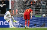 Kylian Mbappé signe l'égalisation des Bleus face à la Belgique, sur penalty, en Ligue des nations à Turin, le 7 octobre 2021 