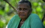Dione Enedina Da Silva dans le potager de la favela de Manguinhos, à Rio de Janeiro, le 4 mai 2022 au Brésil