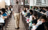 Un examinateur passe au milieu des candidats au baccalauréat lors de l'épreuve de philosophie le 16 juin 2011 à Paris