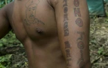 Un combattant des Farc  montre ses tatouages faisant allégance à Jorge Briceno, ancien responsable des Farc,  alias "Mono Jojoy", depuis le campement des Farc à Vegaez, le 2 janvier  2017