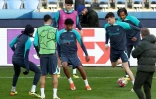 Les joueurs du FC Barcelone à l'entraînement au Parc des Princes, le 9 avril 2024, veille du match contre Paris Saint-Germain.