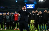 Les joueurs de Bruges et leur entraîneur Nicky Hayen fêtent leur qualification pour les 8e de la Ligue des champions avec leurs supporters, le 29 janvier 2025 à Manchester