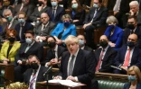 Photo fournie par le Parlement britannique montrant le Premier ministre Boris Johnson à la Chambre des Communes, à Londres le 12 janvier 2022