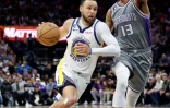 Stephen Curry des Golden State Warriors déborde Keegan Murray des Sacramento Kings dans le match 5 du 1er tour des play-offs en NBA le 26 avril 2023 à Sacramento