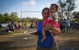 Une migrante avec son enfant dans les bras, partie dans la caravane qui devait se rendre aux Etats-Unis, le 4 avril 2018 au Mexique