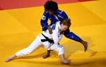 La Française Margaux Pinot tente de faire tomber sa compatriote Marie-Eve Gahié, lors de leur quart de finale (-70 kg), aux Championnats d'Europe de judo, le 30 avril 2022 à Sofia