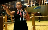 Une commissaire-priseur lors des enchères de pur sang à Deauville, le 14 août 2016
