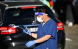 Un soignant dans un centre de test en drive-in dans le quartier de la plage de Bondi à Sydney, le 25 juin 2021