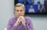 La ministre déléguée au Numérique, Anne Le Henanff, lors d'une réunion par vidéoconférence consacrée aux initiatives nationales et européennes visant à établir une majorité numérique pour accéder aux réseaux sociaux, le 16 avril 2026 à l'Elysée, à Paris