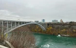 Le Rainbow Bridge à la frontière entre le Canada et les Etats-Unis le 22 novembre 2023, à Niagara Falls, dans l'Ontario canadien après qu'une voiture eut explosé sur le pont.