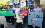 Des manifestants protestent contre le cardinal George Pell à proximité du tribunal de Melbourne, le 27 février 2019