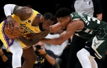 La star des Los Angeles Lakers LeBron James (à gauche) face à Giannis Antetokounmpo, des Milwaukee Bucks, le 6 mars 2020 à Los Angeles