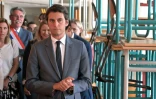 Gabriel Attal lors d'une visite sur le chantier de reconstruction de l'école primaire "Bois de l'Etang", endommagée lors des émeutes en juin, à La Verrières dans les Yvelines le 21 juillet 2023