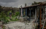 Un habitant à côté de sa maison endommagée par les incendies de forêt de l'été dernier, à Penteli, dans la banlieue d'Athènes, le 16 mai 2025 en Grèce