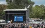 Des personnes assistent à un meeting de campagne du parti d'extrême droite Alternative pour l'Allemagne (AfD) à Magdebourg, dans l'est de l'Allemagne, le 4 septembre 2026