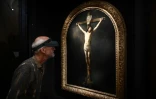 Dernière inspection d'une huile sur toile de 1631 de Rembrandt, "Le Christ en croix" avant de refermer une fenêtre blindée dans l'église Saint-Vincent de Le Mas-d'Agenais dans le Lot-et-Garonne, le 24 mai 2022