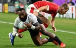 Semi Radradra, balle en main, est taclé par le Gallois Liam Williams, le 9 octobre 2019, lors du Mondial japonais à Oita