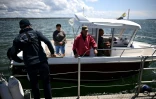 Des agents de la police de l'environnement de l'OFB transmettent des consignes de prévention aux plaisanciers pour les empêcher de mouiller dans les zones réglementées où l'habitat aquatique des zostères est surveillé et développé pour lutter contre l'érosion et l'ensablement, du Bassin d'Arcachon, le 13 mai 2025 en Gironde