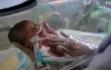 Un nouveau né dans une unité de soins néonatale de soins intensifs à Islamabad le 20 février 2018