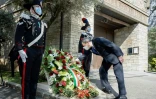 Photo publiée par le service de presse du Palazzo Chigi montrant le Premier ministre italien Mario Draghi déposant une couronne de fleurs au cimetière de Bergame, le 18 mars 2021