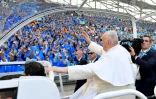 Le pape François salue la foule à son arrivée au stade Vélodrome de Marseille pour célébrer une messe, le 23 septembre 2023