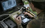 Le droniste ukrainien Roubik contrôle un drone FPV lors d'un vol d'entraînement dans l'est de l'Ukraine, le 12 août 2025