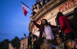 Une foule célèbre l'arrivée en tête surprise du Nouveau Front Populaire (NFP) au second tour des élections législatives, le 7 juillet 2024 place de la République à Paris 

