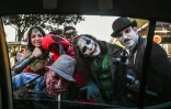 Johnny Tales grimé en Joker accompagné par des imitateurs de Charlie Chaplin, Wonder Woman ou encore Freddy Krueger, le 29 octobre 2019 à Medellin, en Colombie